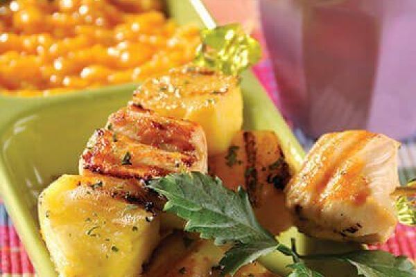 Kebabs hawaiianas con salsa de mango