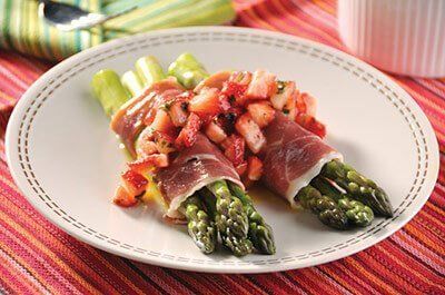 Ensalada de espárragos con fresas y prosciutto