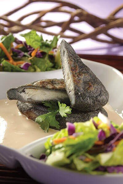 Pescado en costra de maíz con salsa de requesón