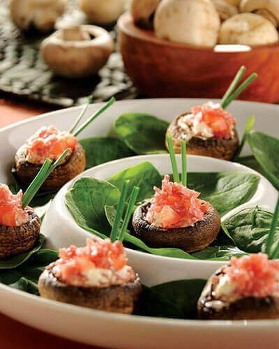 Champiñones rellenos de salami y queso