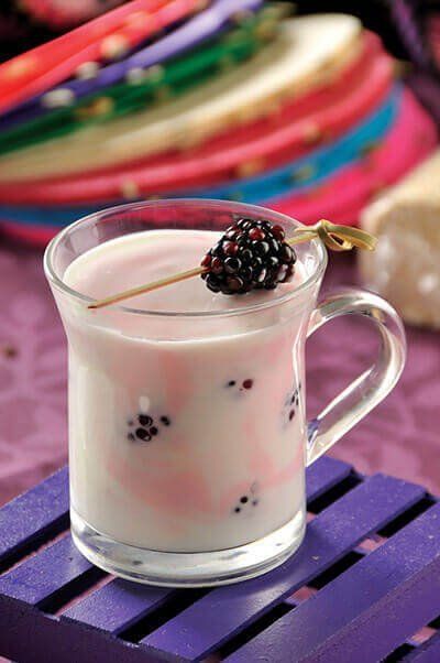 Bebida fantasmal de chocolate y zarzamoras