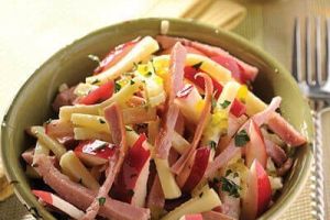 Ensalada de salchicha y manzana