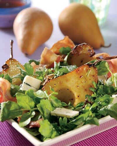 Ensalada de pera con roquefort y tocino