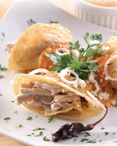 Dobladitas de cerdo con molito de cacahuate