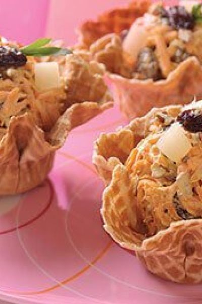 Canastas  de galleta con ensalada de zanahoria y piña