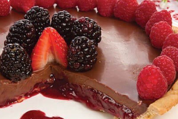 Tarta de chocolate y frutos rojos