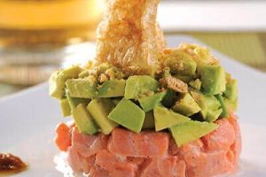 Tártara de salmón con aguacate y vinagreta de chicharrón