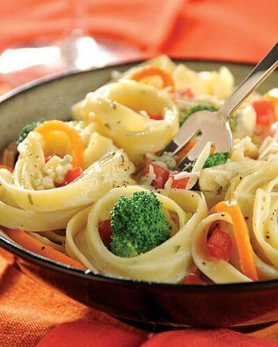 Fetuccini primavera con salsa de gorgonzola