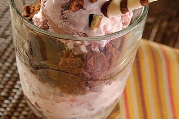 Copa de Brownie con helado de cereza
