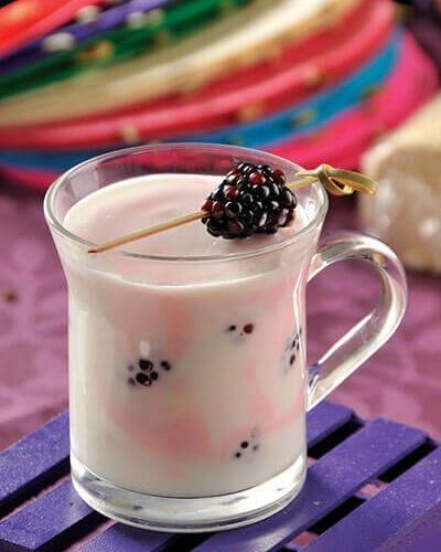 Bebida fantasmal de chocolate y zarzamoras