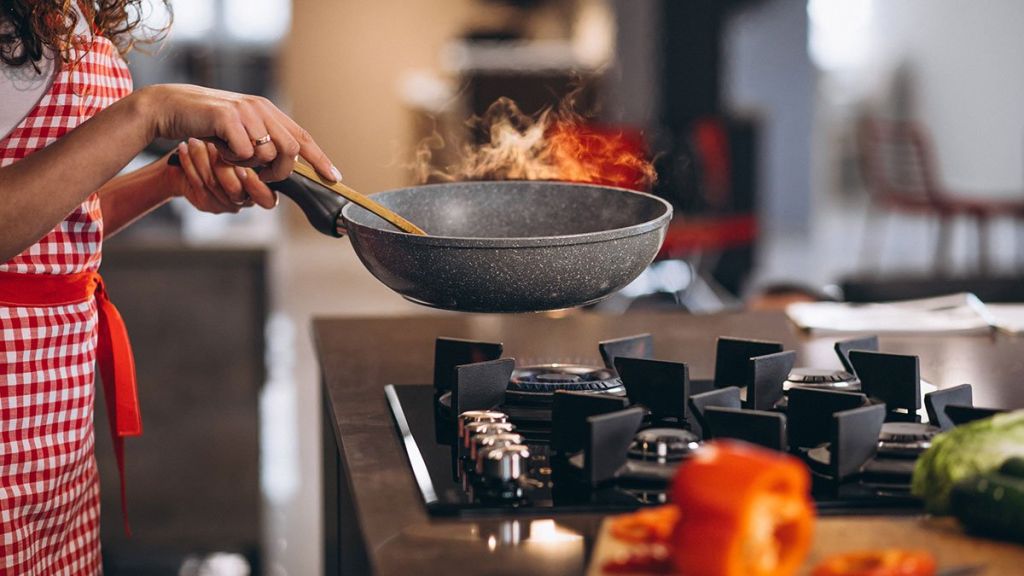 Entre ollas y sartenes te veas…