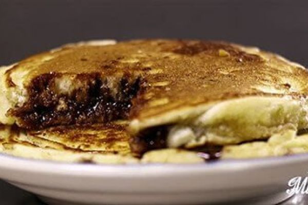Hot cakes rellenos de nutella