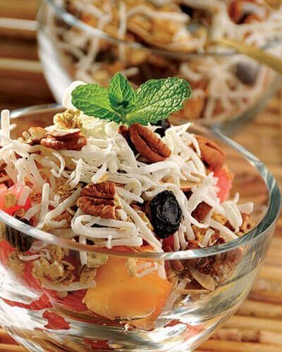 Cocktail de frutas con granola casera