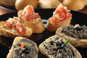 Bruschetta de tomate y dip de aceituna negra (tapenade)