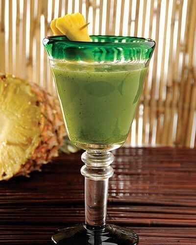 Agua de piña con alfalfa