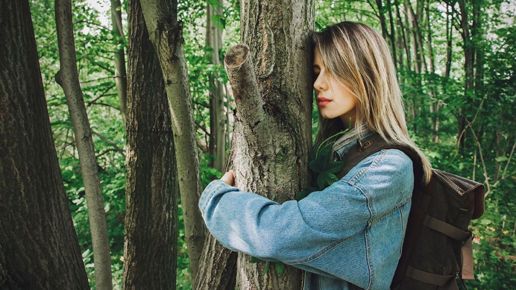 Bájale al estrés abrazando un árbol