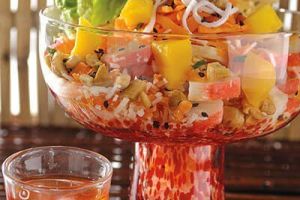 Ensalada  de surimi con mango y coco