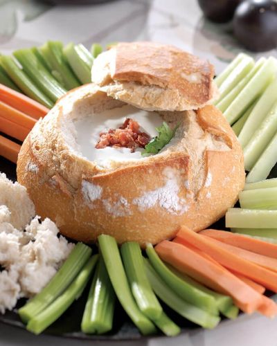 dip de queso azul en vasija de pan