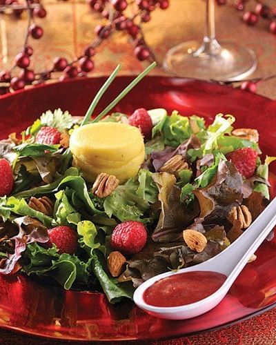 Flan de Parmesano con ensalada y aderezo de frambuesa