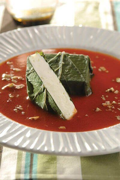 Envueltos de hoja santa con queso y nuez