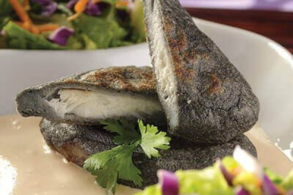 Pescado en costra de maíz con salsa de requesón