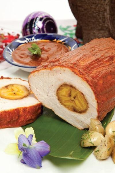 Lomo de cerdo relleno de plátano macho en adobo a los tres chiles