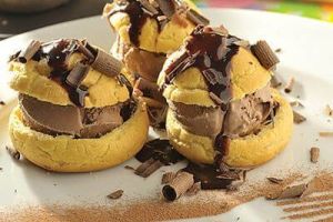 Profiteroles con  helado de chocolate
