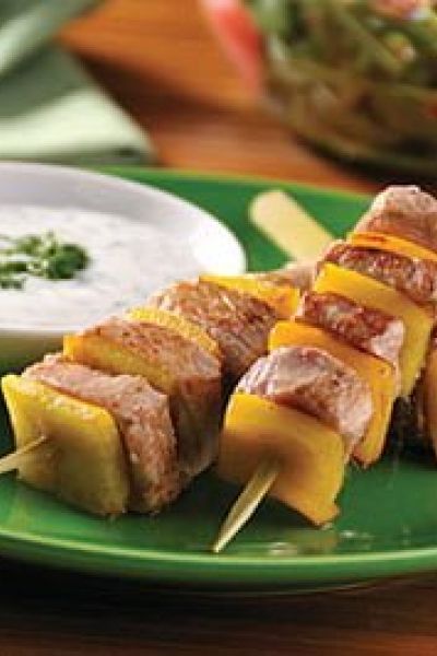 Kebabs de cerdo y pimiento con tzatziki