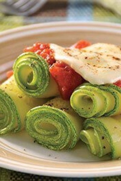 Rollos de calabaza con jitomate y queso