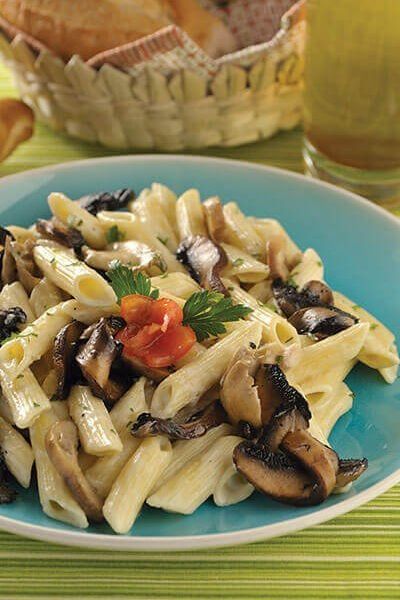 Pasta con hongos y salsa de queso azul