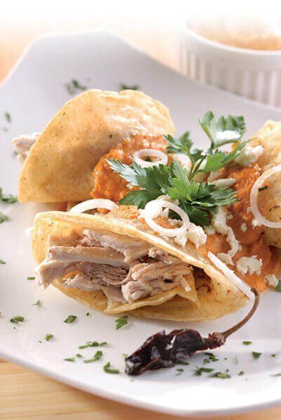 Dobladitas de cerdo con molito de cacahuate