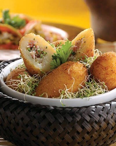 Croquetas de papa rellenas de jamón y queso