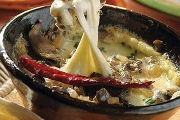 Cazuelita de queso con champiñones al ajillo