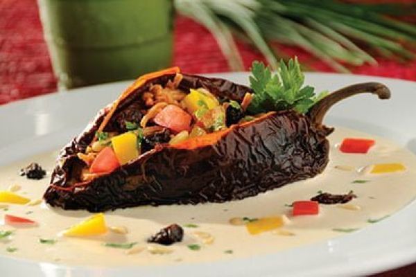 Chiles anchos rellenos de carne con salsa de almendras