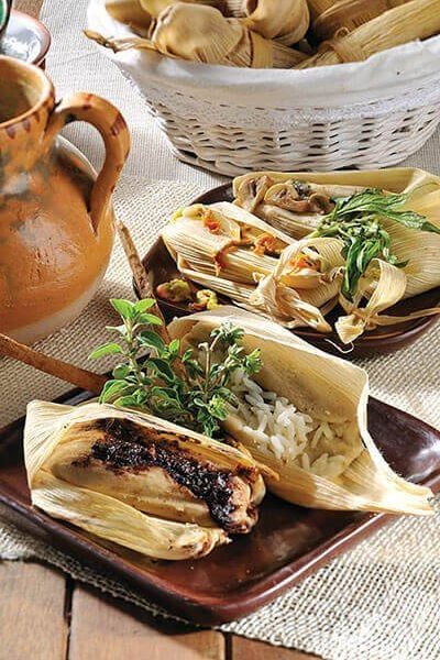 Tamales de champiñones y de flor de calabaza