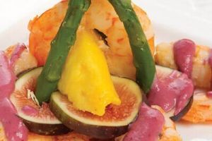 Camarones en salsa de frutos rojos y ensalada de higo
