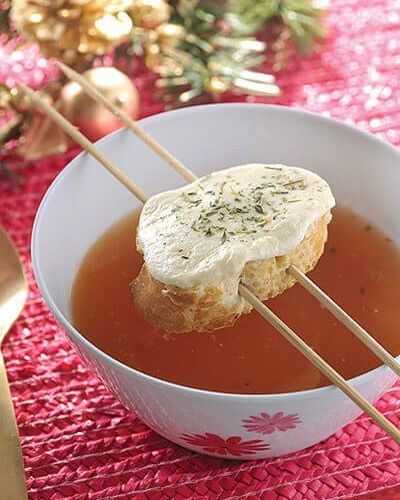Caldo de jitomate con brocheta de pan