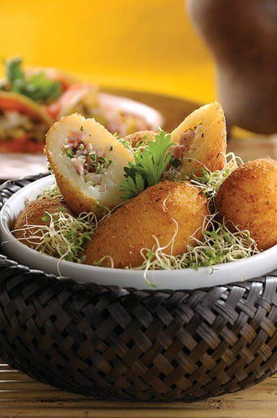 Croquetas de papa rellenas de jamón y queso