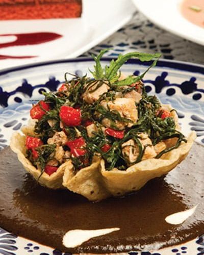 Canastitas de pavo y romeritos al mole