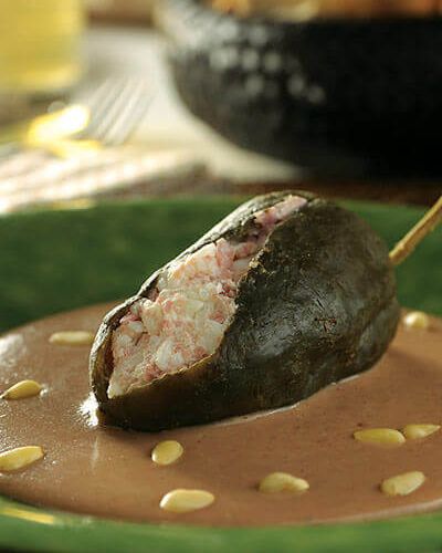 Chiles rellenos de arroz con crema de frijol