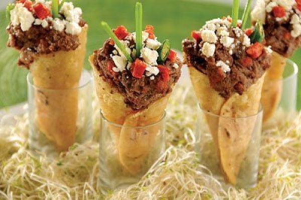 Conitos de tortilla rellenos de frijoles y chorizo