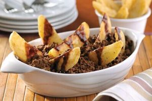 Papas gajo con carne molida y salsa pasilla