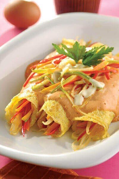 Rollitos de huevo rellenos de verdura