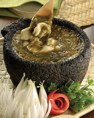 Molcajete de queso en salsa verde