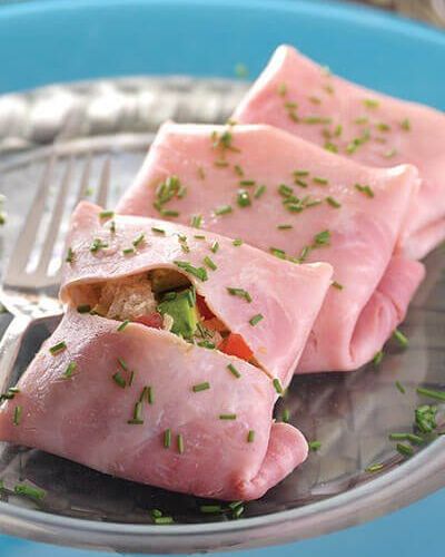 Sobrecitos de jamón rellenos de aguacate y chicharrón