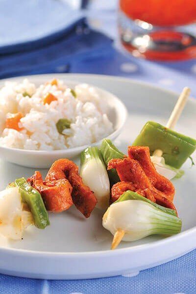 Brochetas de cecina enchilada con arroz