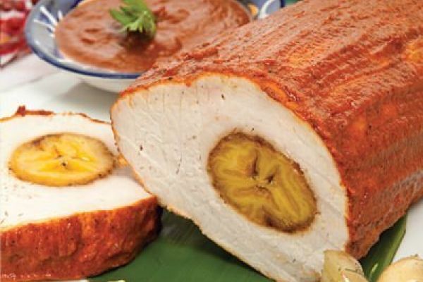 Lomo de cerdo relleno de plátano macho en adobo a los tres chiles