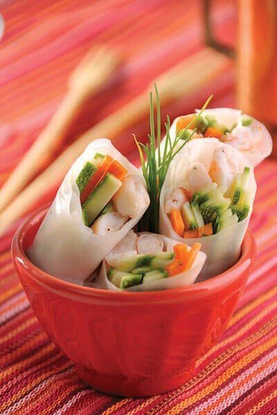 Hojas de arroz con verduras y camarones