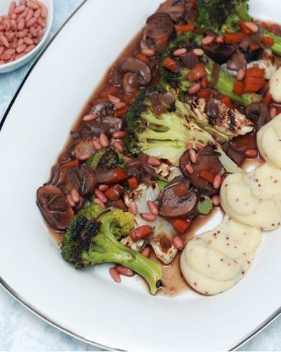 Brócoli al carbón en salsa de vino tinto