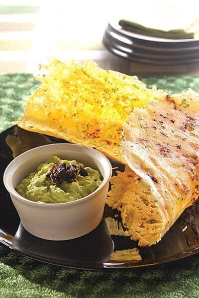 Chicharrón de queso Parmesano con salsa de aguacate